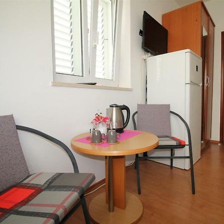 Private Accommodation Carevic دوبروفينك المظهر الخارجي الصورة