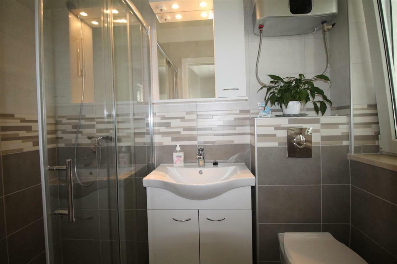 Private Accommodation Carevic دوبروفينك المظهر الخارجي الصورة