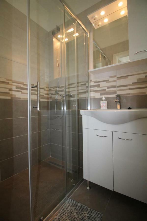 Private Accommodation Carevic دوبروفينك المظهر الخارجي الصورة