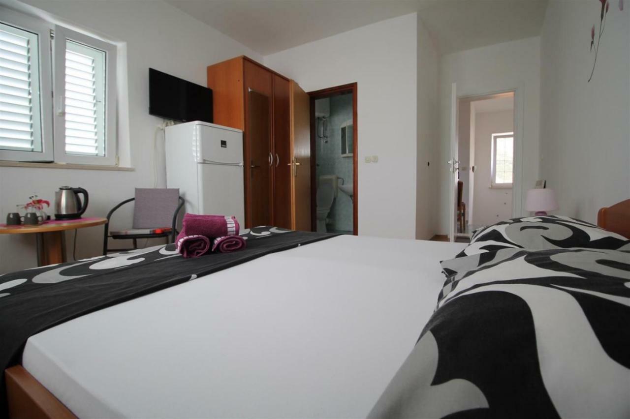 Private Accommodation Carevic دوبروفينك المظهر الخارجي الصورة